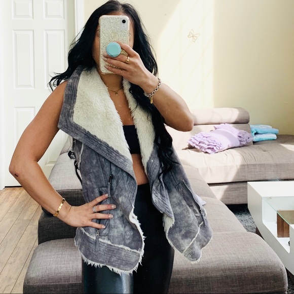 💘 LOST APRIL FAUX FUR SUEDE VEST - Picture 2 of 5
